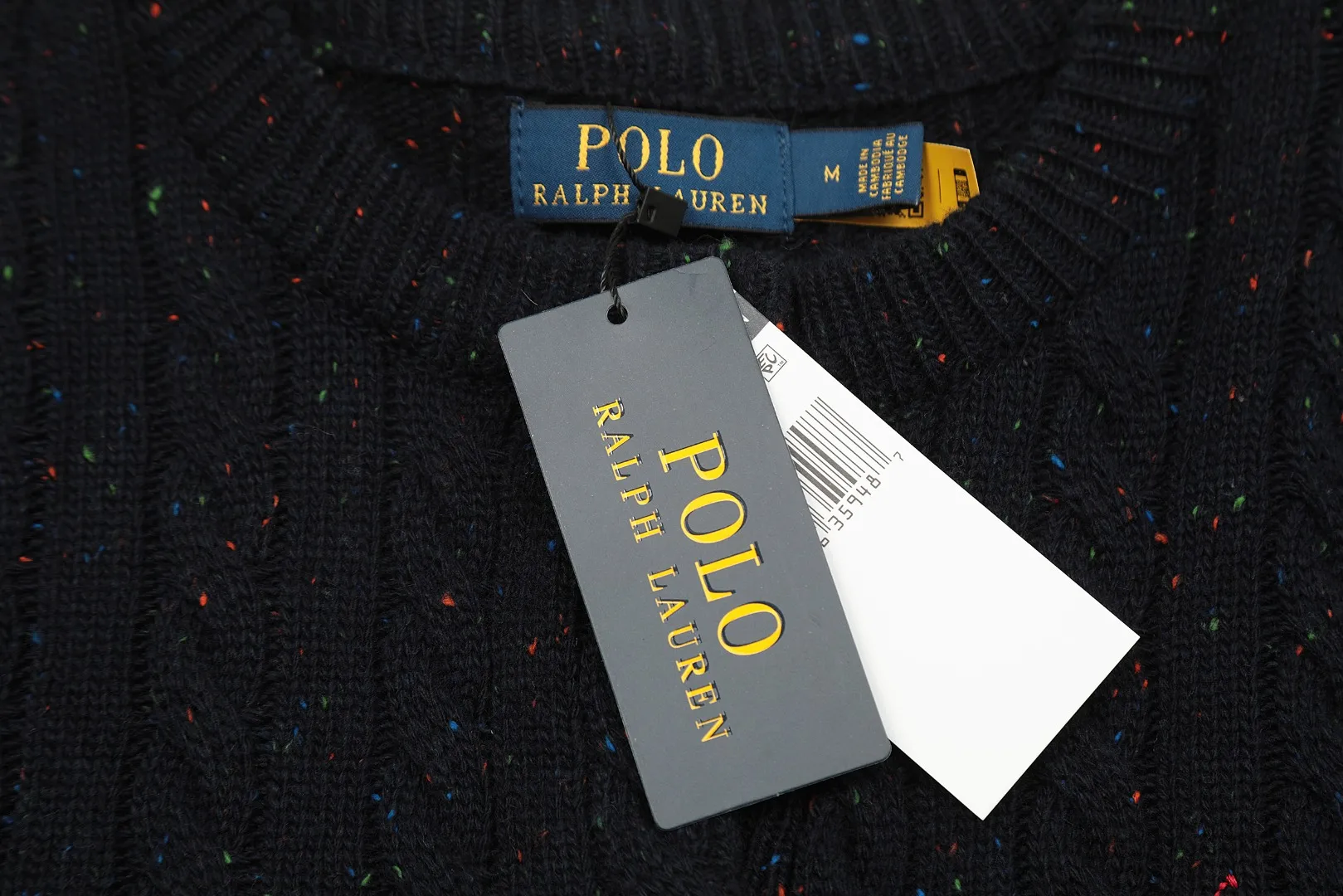 P230 Top quality" Style number: DS018# [Ralph Lauren wool blended pony embroidered logo twist knitted cardigan] ✅Ralph Lauren gradient multi-color dot versatile knitted cardigan jacket for all seasons ✅15% Merino cotton wool 85% wool blend Customized laser buttons Clean and clear texture ✅ZP quality 1:1 version Scan the code to enter the GF website Counter quality ✅Detailed quality The only one in Guangzhou Imported quality wool, focusing on high-end, cost-effective, good quality needless to say ✅The version is restored to the original order, the maximum size can be worn up to 150 pounds, loose, comfortable and stress-free ✅The upper body is simple and easy to match, a must-have for goddess ootd. Good-looking clothes are never picky. A must-have in the goddess's wardrobe. Size: S-L Color: Navy blue, light blue, off-white, leather pink, Christmas red